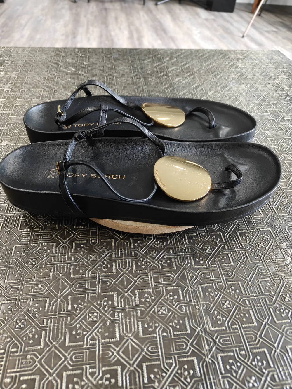 🐢 Tory Burch Patos Disk Black and Gold Leather Sandals. Size 9.5